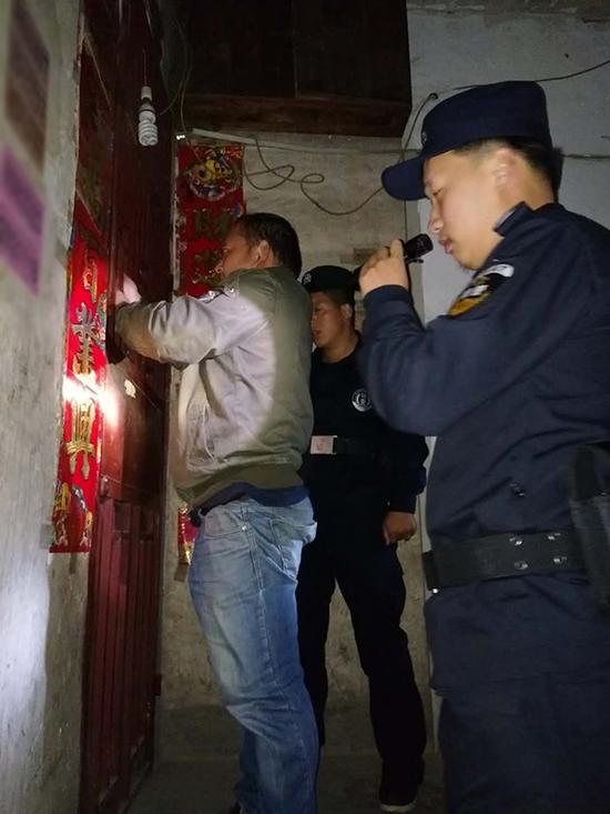 平坝区粗心妈妈误将幼女锁家中 民警全城寻开锁师傅开门